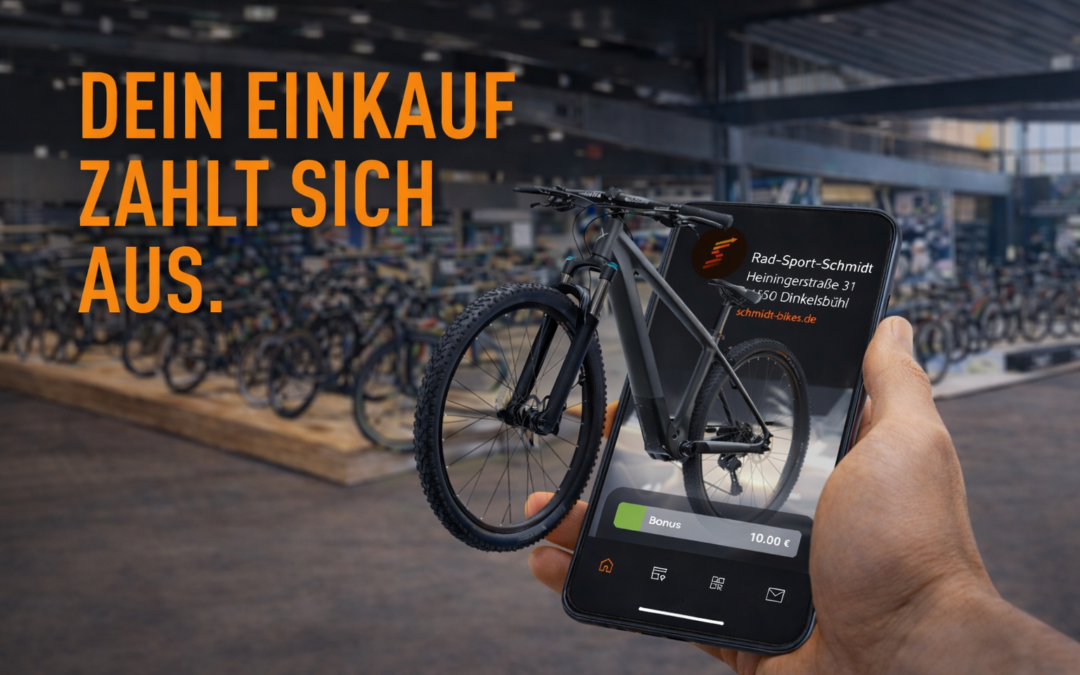 Eine Hand hält ein Smartphone, auf dem eine Fahrradladen-App mit einem digitalen Fahrrad angezeigt wird, das auf dem Bildschirm erscheint. Der Hintergrund zeigt Reihen von Fahrrädern in Innenräumen. Ein großer orangefarbener Text lautet: DEIN EINKAUF ZAHLT SICH AUS.